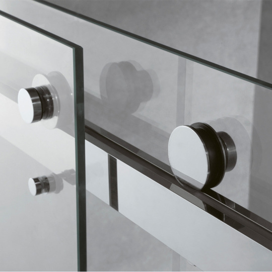 Frameless two-sided sliding shower enclosure - detail